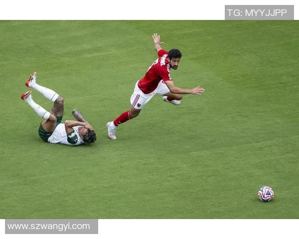 足球场上的搞笑瞬间足球明星们的幽默动作大盘点