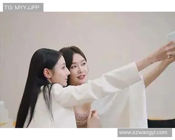 女主播与足球明星同框合影展现魅力瞬间引发粉丝热议 女主播与足球明星同框合影展现魅力瞬间引发粉丝热议